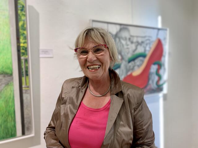 Präsidentin der art bv Berchtoldvilla Renate Lukasser strahlt zwischen ihren Werken über die gelungene, länderübergreifende Ausstellung.  | Foto: Bettina Fleiss