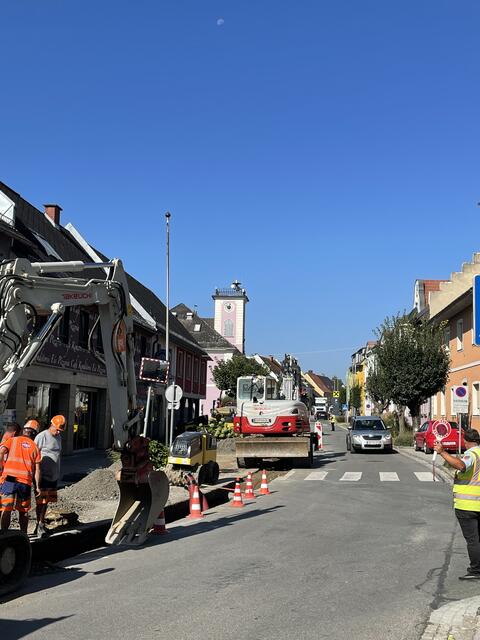 Achtung Baustelle: Direkt vor dem Gemeindeamt findet bereits Glasfaserausbau statt.  | Foto: Reinprecht