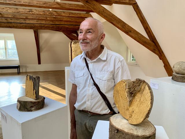 Kurator Wolfgang Richter verknüpft in seinen Werken die Themen Zeit und Natur. Wandel und Vergänglichkeit münden für in in Demut und Achtsamkeit. | Foto: Bettina Fleiss