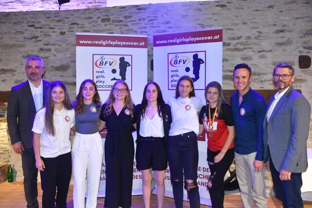 Die Spielerinnen vom Frauenfussball-Zentrum an der HAK Stegersbach: LR Heinrich Dorner, Rojda Antlitzhofer, Hannah Schöberl, Marie-Kristin Leitner, Julia Meixner, Leonie Pinter, Anna Schneider, Joachim Steiner und Chris Wagner | Foto: Michael Strini