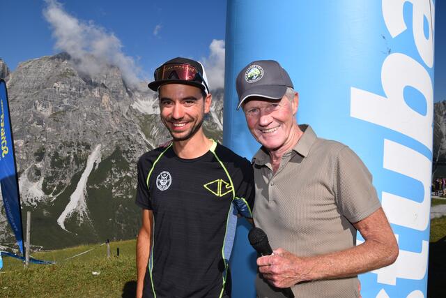 SV Telfes-Obmann Benedikt Müller mit Sportstimme Othmar Peer | Foto: Kainz