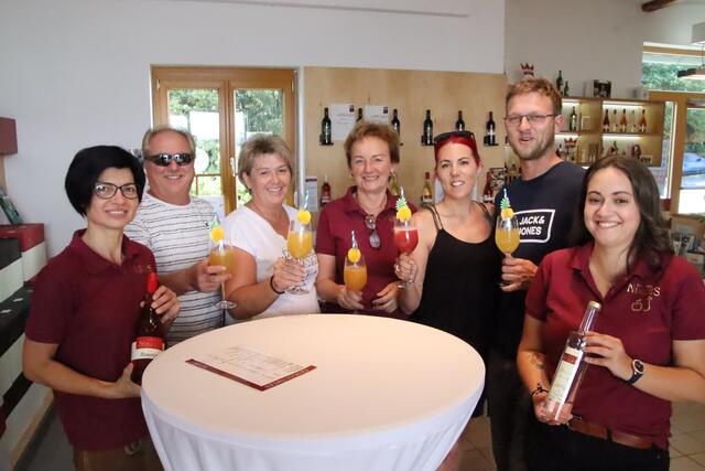 Aus Edelbrand lassen sich fruchtige Cocktails fabrizieren, was der Obstbaubetrieb Nikles zu beweisen verstand. | Foto: Martin Wurglits