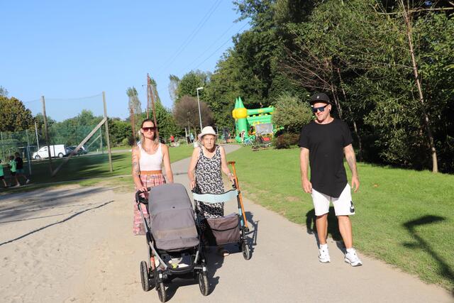 Oma, Enkerl und Urenkerl  - der Generationenpark macht seinem Namen alle Ehre. | Foto: Edith Ertl