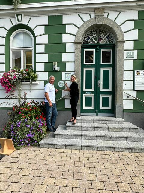 Übergabe der offiziellen Kindergemeindrat-Glastafel der Landentwicklung Steiermark. Die Kinder haben das Logo dazu entworfen. 


 | Foto: Marktgemeinde Strass