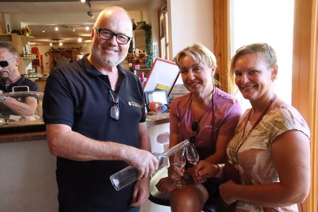 Obstbauer Franz Hoanzl bewirtete seine Besucher mit Selbstgebranntem. | Foto: Martin Wurglits