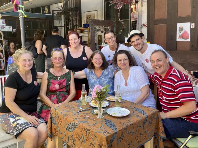 Gute Stimmung herrschte beim Sommerfest der "Mohoga-Werkstatt" von Andrea Breithuber (l.). Auch Bürgermeisterin Elke Kahr (4.v.l.) schaute vorbei. | Foto: MeinBezirk.at