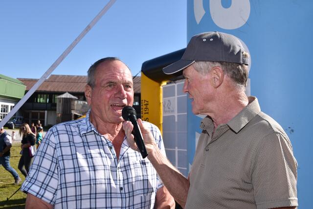 Früher Organisator, inzwischen reinrassiger Zuschauer: Ernst Künz mit Moderator Othmar Peer | Foto: Kainz