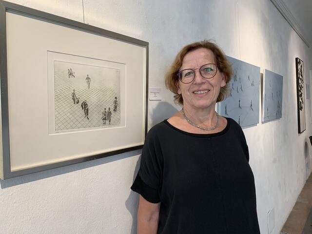 Vom Salzburger Pongau in die weite Welt der Kunst hinaus: Barbara Kubitschek-Bulian thematisiert in ihren Ölbildern Begegnungen von Menschen auf Plätzen oder an schicksalhaften Orten. | Foto: Bettina Fleiss