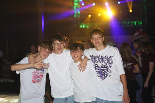 Simon, Jonas, Moritz und Phillip sind Schulkameraden und spielen Fußball. | Foto: Ali/zema-medien.de