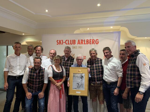 Ludwig Kurz aus Vail (USA) wurde als Förderer in Gold ausgezeichnet. Vo li nach re:  Michael Ess, Manfred Tomelitsch, Andi Tatschl, Peter Scrivener, Michael Schwärzler, Wilma Himmelfreundpointner, Anton Dönz, Ludwig Kurz, Stefan Jochum, Daniel Huber, Philipp Zangerl, Josef Chodakowsky. | Foto: SCA