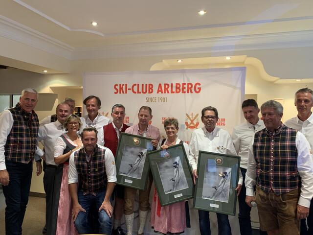 Daniel Wuttig (CH) sowie Irene und Richard Elsensohn aus Zürs  wurden vom Vorstand mit dem Förder in Grün ausgezeichnet.  | Foto: SCA