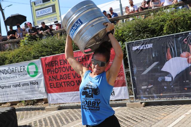 Katrin Sommer-Margreitner aus Hitzendorf beim Bierfaßstemmen.  | Foto: Edith Ertl