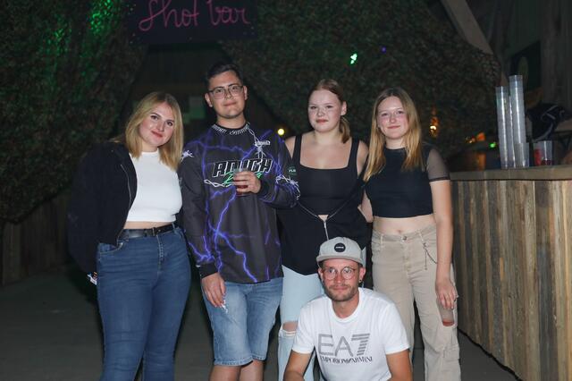 Jasmin, Jan, Verena, Sarah und Markus sind gerne am Feiern und kommen aus der Umgebung von Sigharting. | Foto: Ali/zema-medien.de