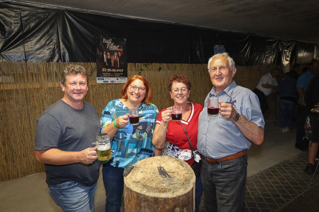 Christian, Barbara, Gerlinde und Hans wohnen gleich nebenan und haben sich die Party in der Oldiebar nicht entgehen lassen. | Foto: Ali/zema-medien.de