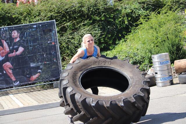 Den 100 kg schweren Traktorreifen wendete die Premstätterin Jasmin Hahn innerhalb einer Minute mehrmals. | Foto: Edith Ertl
