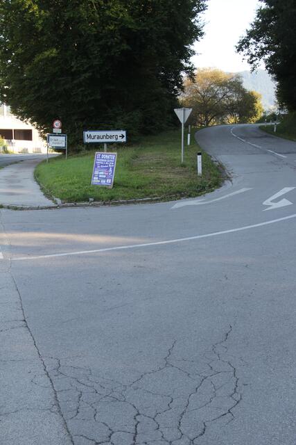 Tatort L71 Zollfeld Landesstraße, Abzweigung L72a Kolllerhofstraße: Die Kärntner Bergwacht entdeckte das Corpus Delicti und sah sich gezwungen, gegen die ehrenamtliche Helfer der Freiwilligen Feuerwehr St. Donat vorzugehen.  | Foto: Peter Pugganig