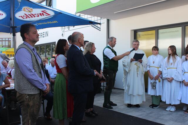 Pfarrer Josef Piwowarksi segnete im Zuge der Festmesse das neue Gebäude. | Foto: Vanessa Huber