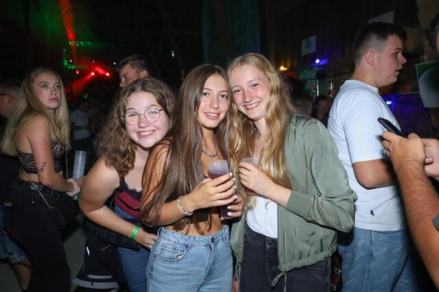 Julia, Hanna und Theresa sind zu Fuß aus Rainbach mit Warnwesten gekommen. | Foto: Ali/zema-medien.de