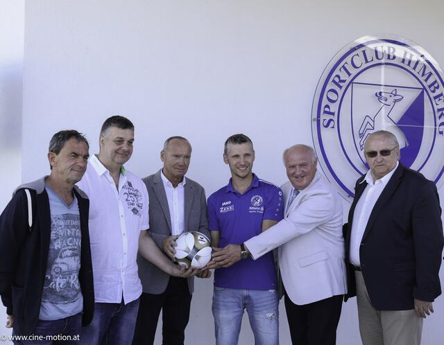 Die feierliche Ballübergbabe Jugenhauptgruppenobmann Süd-Ost Bernhard Bauer, Gemeinderat Josef Auer, Amtsleiter Robert Ruzak, Obmann SC Himberg Alexander Gogic, Bürgermeister Ernst Wendl, Präsident NÖ Fußballverband Johann Gartner v.l.n.r. | Foto: cinemotion - Ivanek