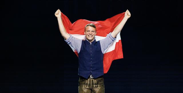 Lukas Frühwirth mit der österreichischen Fahne bei der Siegerehrung. "Ich bin komplett happy", sagt der Medaillengewinner. | Foto: SkillsAustria/FlorianWieser