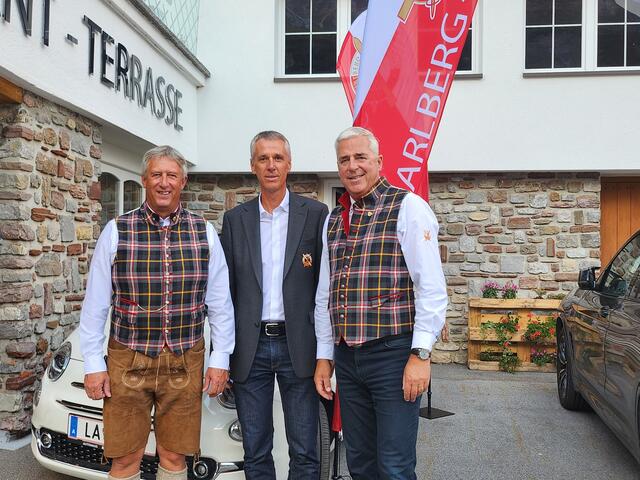 Michael Ess (mi) ist neuer Generalsekretär des Ski-Club Arlberg. Im Bild mit Präsident Josef Chodakowsky (re) und Stellvertreter Stefan Jochum (li).  | Foto: SCA