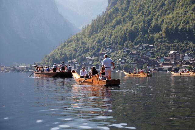 Das Wetter hat perfekt mitgespielt und so wurden fast 90 "Jahrlinge" wundervoll mit den großen Holzbooten über den Hallstättersee gerudert. | Foto: Stefan Öhlinger
