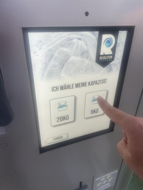 Eine kleine und eine große Waschmaschine gibt es vor Ort. | Foto: MeinBezirk.at