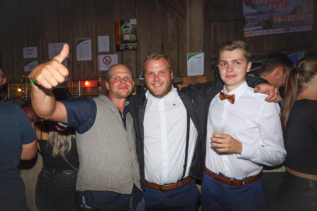 Daniel, Ralph und Simon waren zuvor auf einer Hochzeit und sind dann noch zur Party gekommen. | Foto: Ali/zema-medien.de