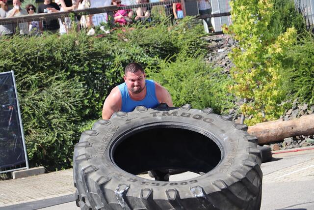 Im Bewerb Wheelflip mussten die Herren einen 160 kg schweren Traktorreifen in einer Minute so oft wie möglich wenden.  | Foto: Edith Ertl