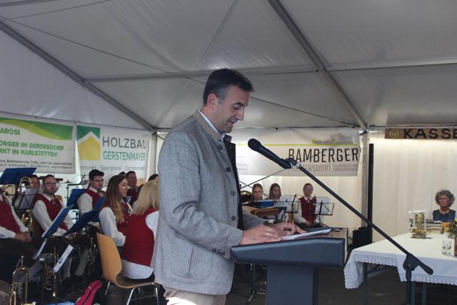 Bürgermeister Thomas Kraushofer bei seiner Ansprache. | Foto: Vanessa Huber