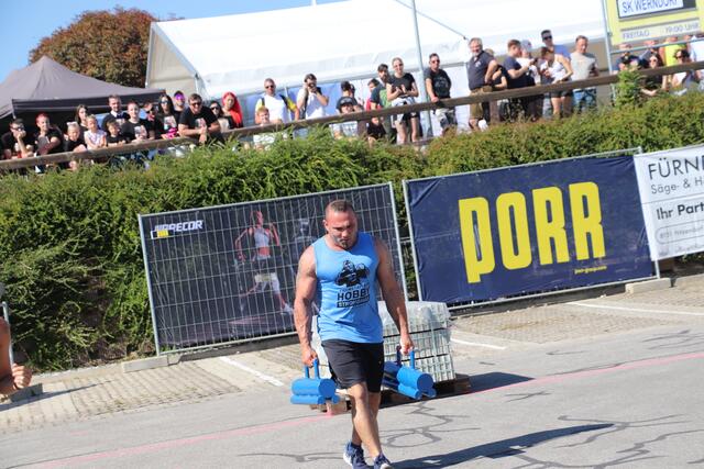 Martin Sommer beim Farmerswalk. Kein leichter Spaziergang, denn in jeder Hand trägt der hitzendorfer 50 kg. | Foto: Edith Ertl