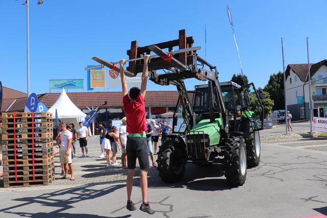 Vinzenz Stern hielt sein Körpergewicht 3,20 Minuten an der Stange. | Foto: Edith Ertl