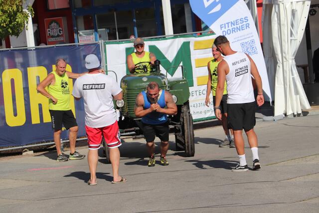 Keiner rannte mit dem 2,5 Tonnen schweren Traktor schneller ins Ziel als Martin Sommer der für die leicht ansteigende Distanz nur 16,75 Sekunden brauchte. Bei diesem Bewerb sind vor allem die Beinmuskeln gefordert.  | Foto: Edith Ertl
