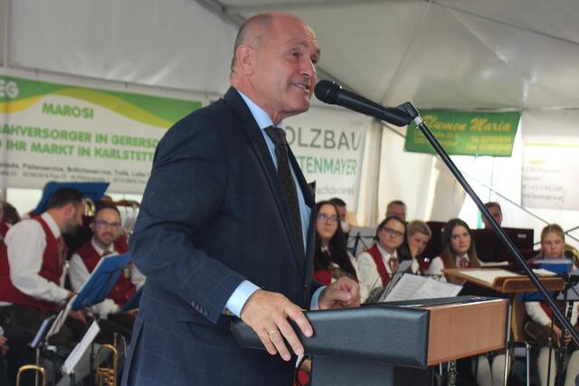 Nationalratspräsident Wolfgang Sobotka brachte die Besucher:innen mit seinem Charme zum Lachen. | Foto: Vanessa Huber