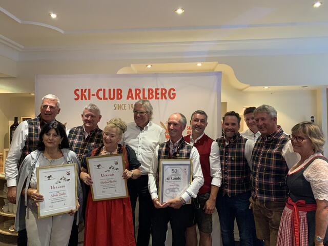 Auszeichnung für 50 Jahre SCA-Mitgliedschaft: Zdenka Cordin, Barbara Reuther und Hermann Huber.  | Foto: SCA