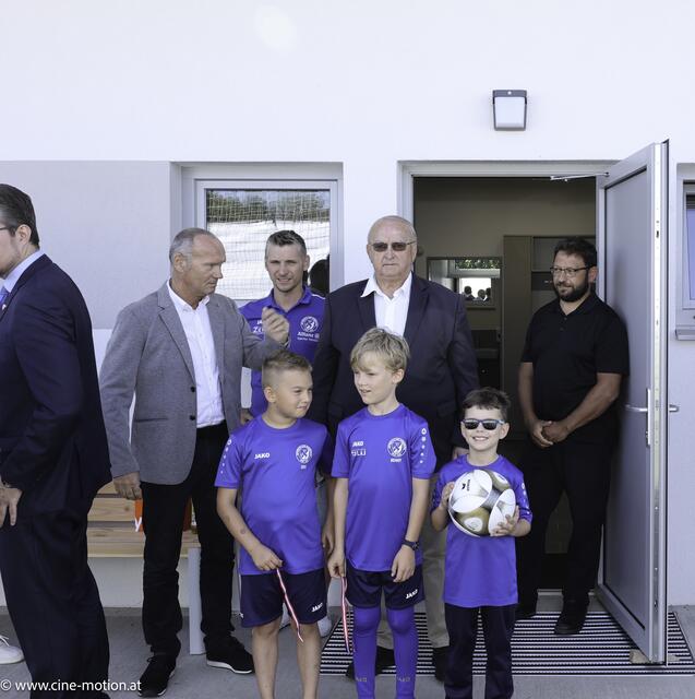 Die jungen Fußballstars mit dem Präsidenten des NÖ Fußballverbandes. | Foto: cinemotion - Ivanek