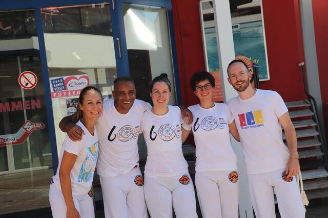 Präsentierten eine faszinierende Capoeira-Show: Capoeira Senzala Graz zeigte afrobrasilianische Kampfkunst, die  Elemente von Tanz, Akrobatik, Verteidigung und Musik miteinander verbindet.  | Foto: Edith Ertl