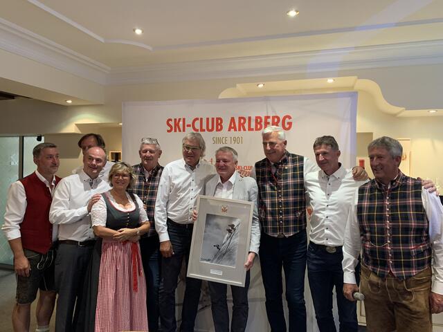 Matthias Gurschler aus Inzing von der Brauunion wurde als Förderer in Silber geehrt. Im Bild mit dem Vorstand des SCA.  | Foto: SCA