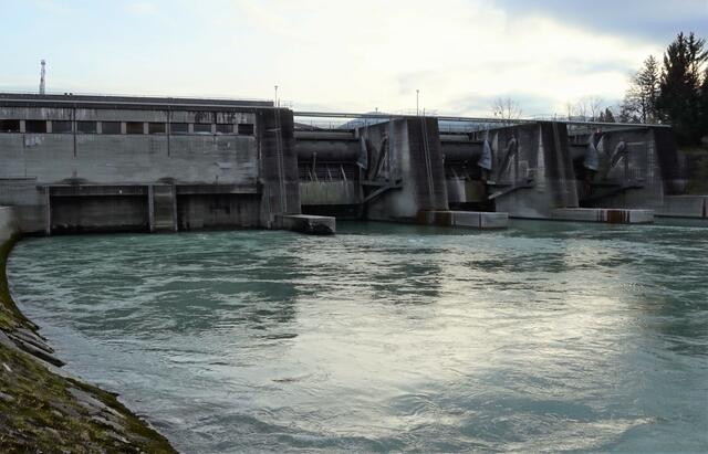 Vom Kraftwerk Urstein bis nach Salzburg wird der Fluss aufgeweitet.