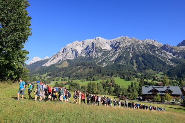 400 Fans – vor allem aus Deutschland – waren bei der Fanwanderung in Ramsau am Dachstein dabei. | Foto: Martin Huber