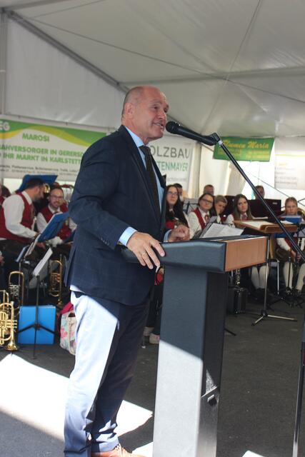 Nationalratspräsident Wolfgang Sobotka brachte die Besucher:innen mit seinem Charme zum Lachen. | Foto: Vanessa Huber