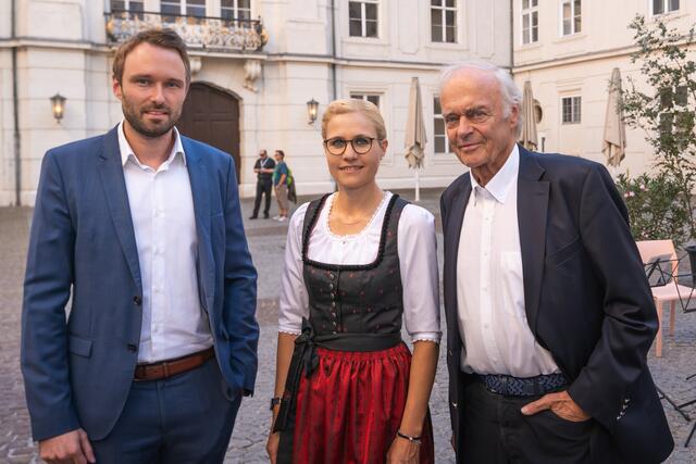 Susanne Endl (Mitglied des Vorstands der Hypo Tirol Bank AG) unterhielt sich mit Leopold (re.) und Lorenz Wedl (beide Mitglieder der Geschäftsführung bei Wedl). | Foto: Mitteregger