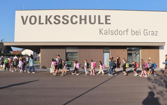 380 Schüler zogen am ersten Schultag feierlich gemeinsam in die neue Volksschule Kalsdorf ein. | Foto: Edith Ertl
