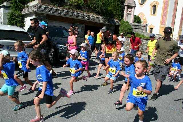Der Kinderlauf in Telfes war wie jedes Jahr mit vielen Teilnehmern ein großer Erfolg.   | Foto: Mair