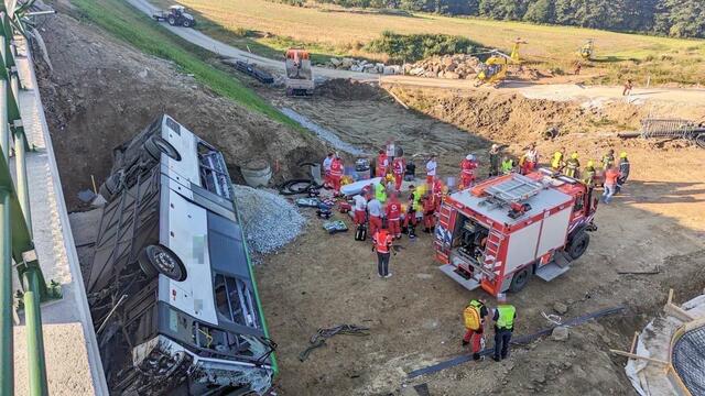 Auf der B37 bei Rastenfeld (Bezirk Krems) ist Montagfrüh, 11. September 2023, ein Linienbus von einer Brücke gestürzt. | Foto: © Doku-NÖ/Wimmer M.