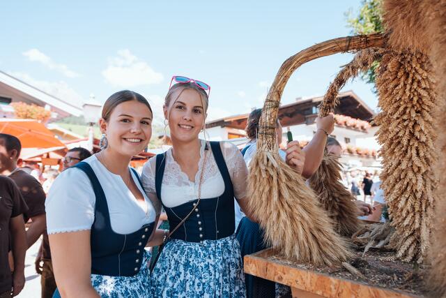 Landjugend beim Binden der Erntedankkrone. | Foto: Hochkönig Tourismus
