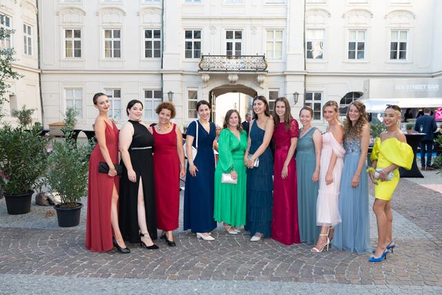 „Together strong“ – Das Team der TIROLERIN im Innenhof der Kaiserlichen Hofburg zu Innsbruck. | Foto: Vandory