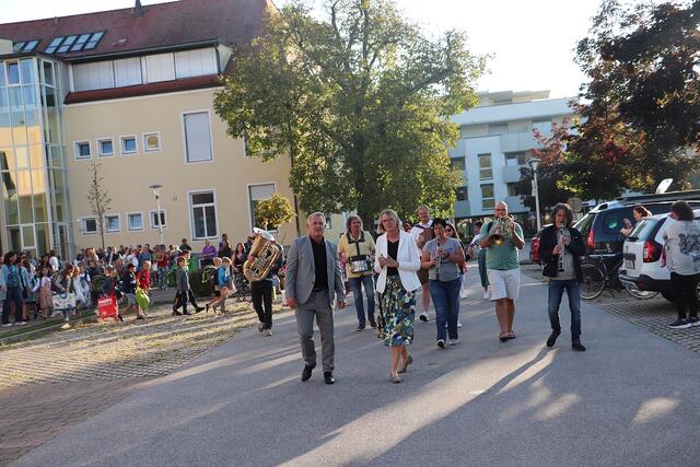 Treffpunkt für 380 Schüler war die alte Volksschule, dann erfolgte musikalisch begleitet der Einzug in die neue VS. | Foto: Edith Ertl