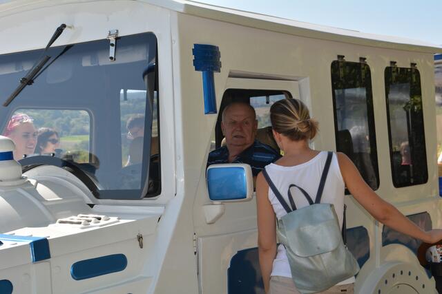 Die Bummelzüge brachten die Wanderer von einer Station zur nächsten | Foto: Jennifer Flechl
