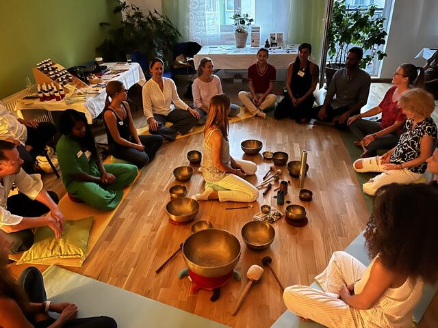 Yoga, Meditation oder Workshops: Im Spiritroom geht es um ganzheitliche Bewusstseinsarbeit.  | Foto: Spiritroom